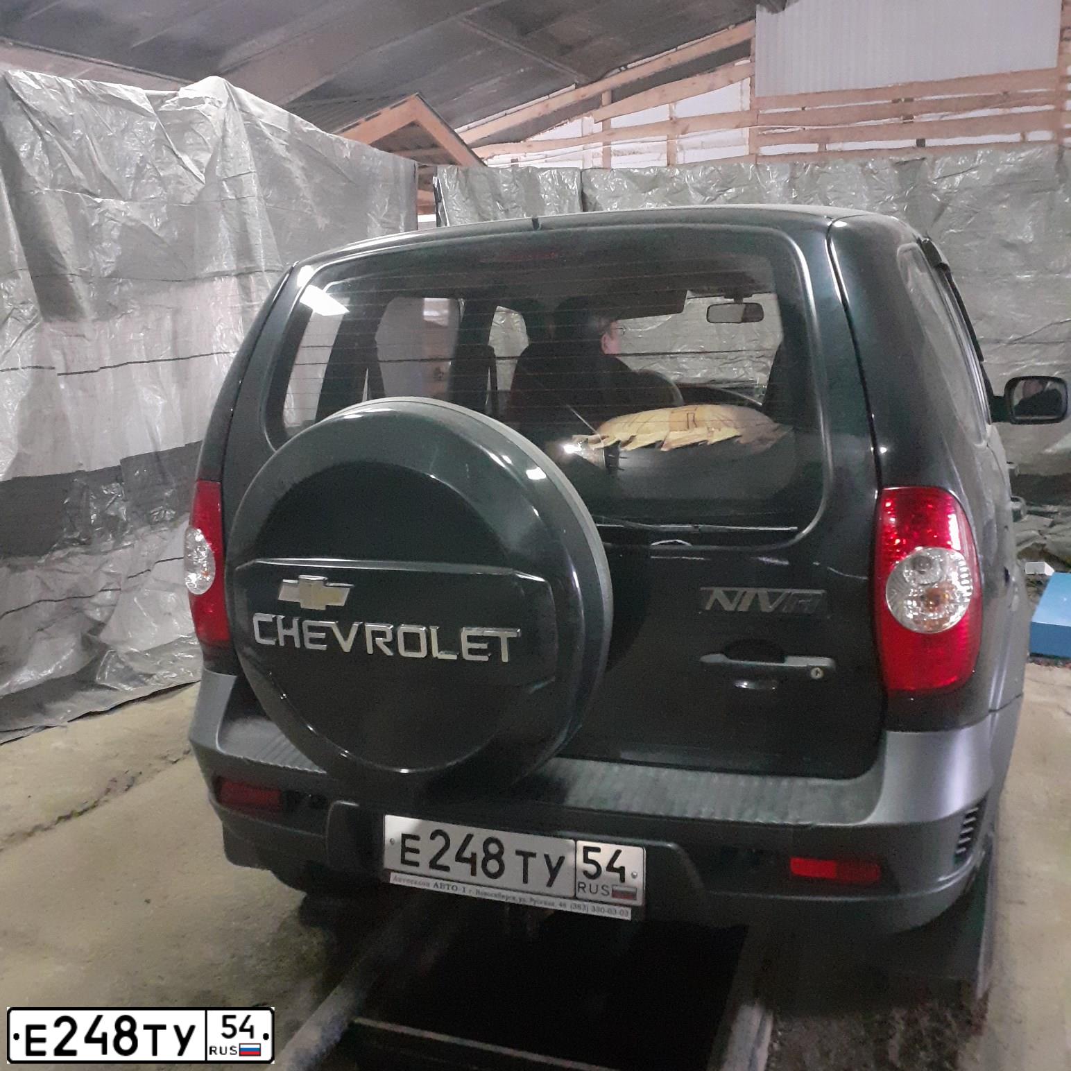 Фото автомобиля CHEVROLET NIVA, 2010 — госномер Е248ТУ54. Цвет: ЧЕРНО СИНИЙ МЕТАЛЛИК