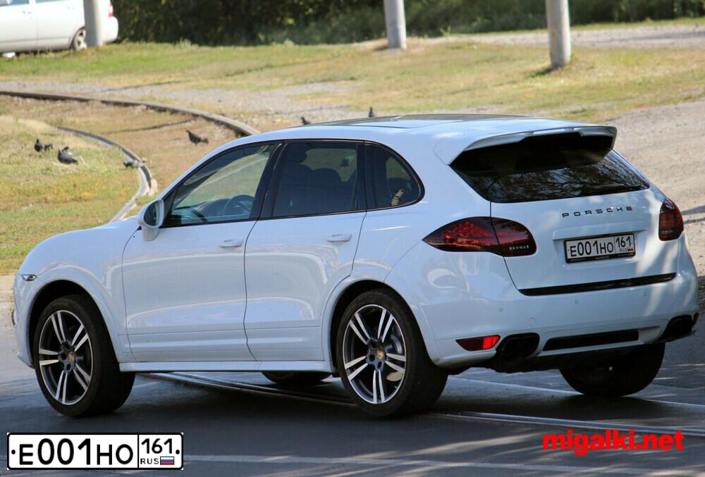 Фото автомобиля PORSCHE CAYENNE, 2013 — госномер Е001НО161