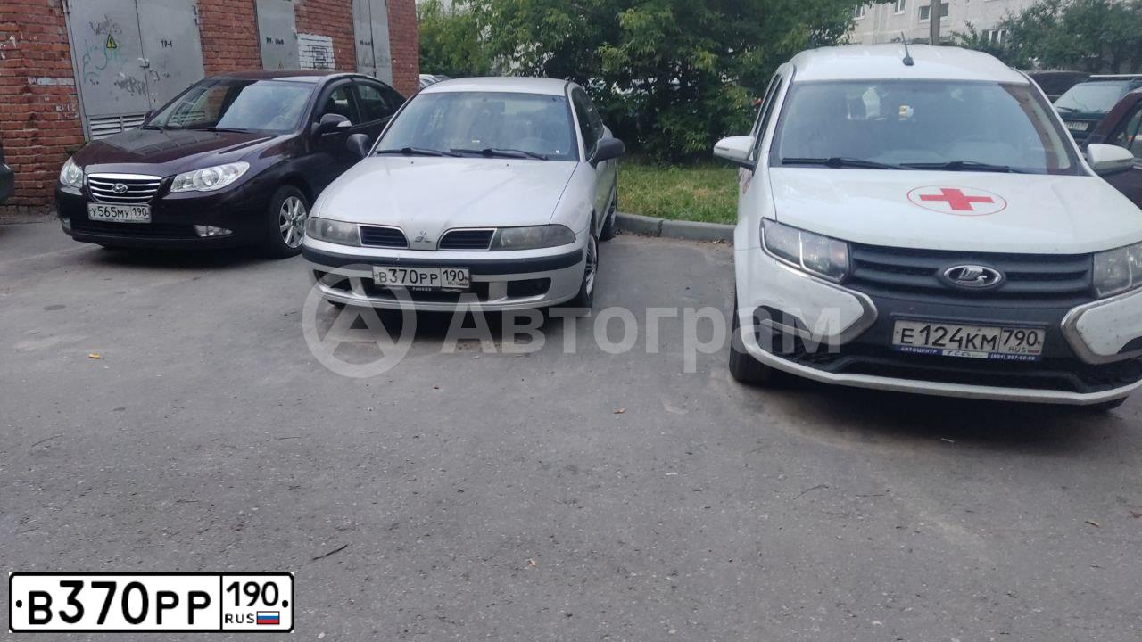 Фото автомобиля MITSUBISHI CARISMA, 2001 — госномер В370РР190. Цвет: СЕРЫЙ
