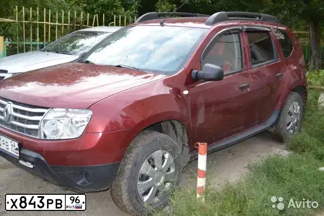 Фото автомобиля RENAULT DUSTER, 2013 — госномер О418НР196. Цвет: Красный