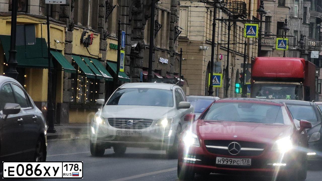 Фото автомобиля VOLKSWAGEN GOLF, 2011 — госномер У617КО178. Цвет: БЕЛЫЙ