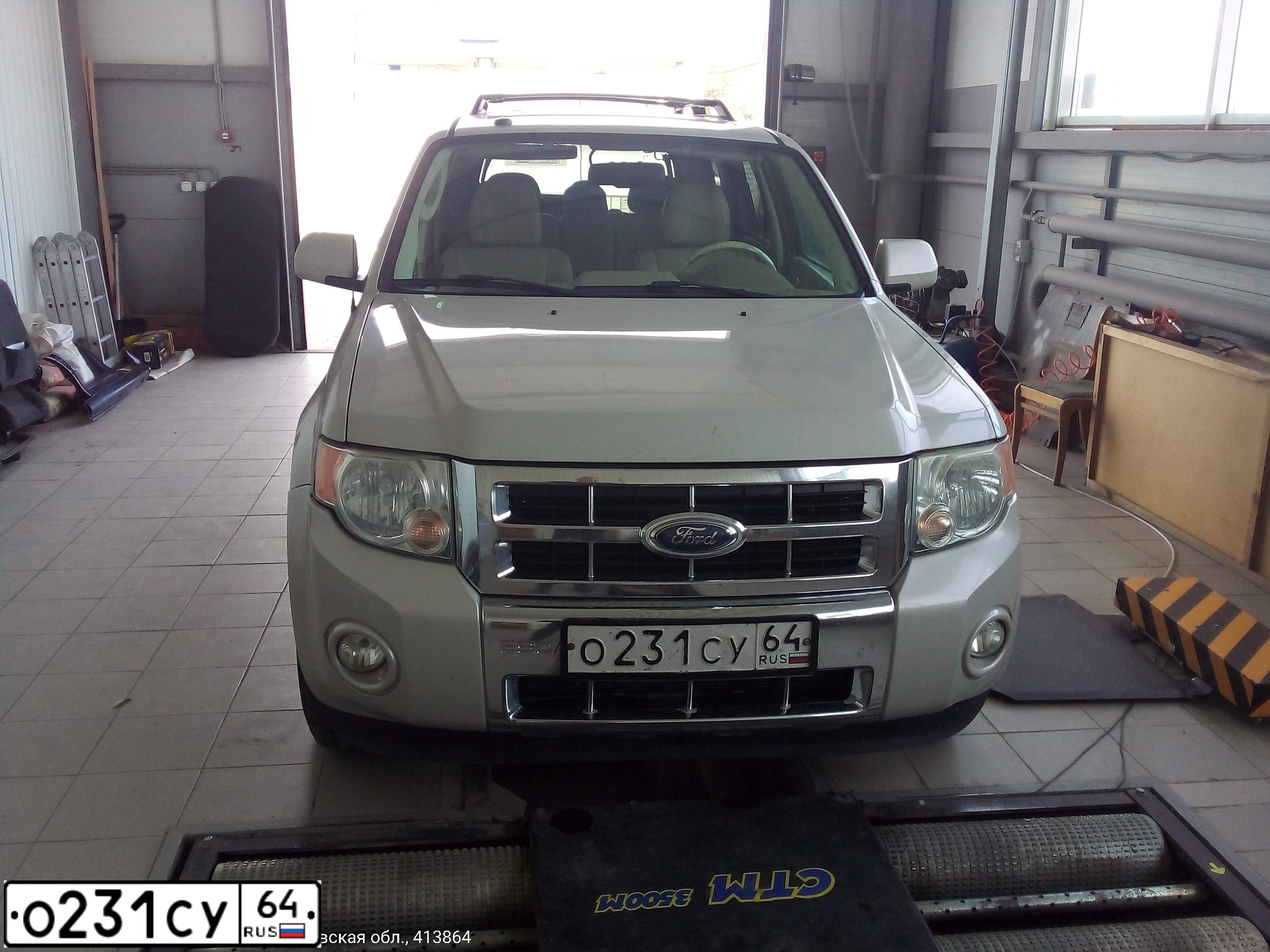 Фото автомобиля FORD ESCAPE, 2005 — госномер Х999РВ64. Цвет: СЕРЕБРИСТЫЙ