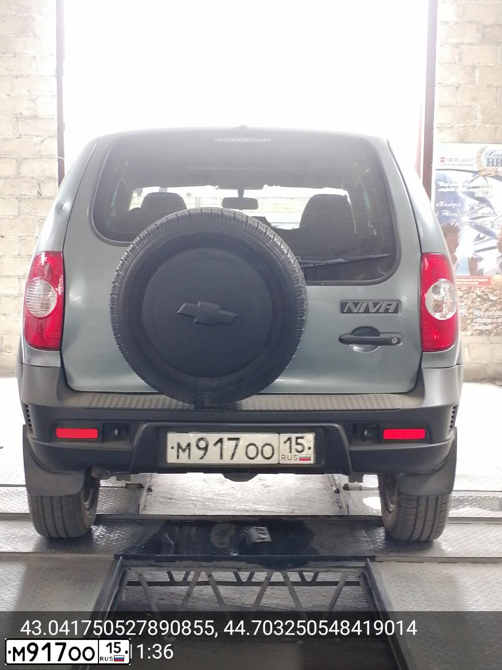 Фото автомобиля CHEVROLET NIVA, 2012 — госномер М917ОО15. Цвет: Темно-серый металлик