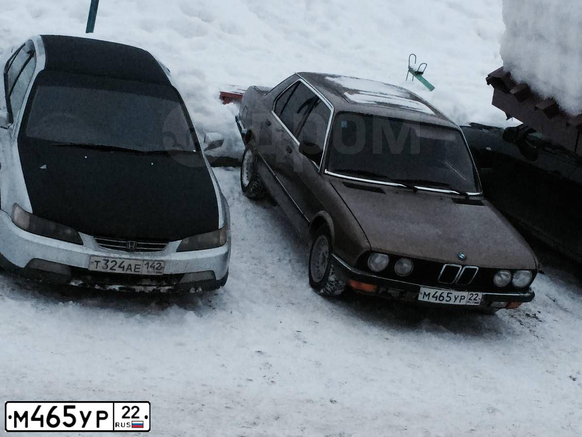 Фото автомобиля BMW SERIE 5, 1987 — госномер Н689АС04. Цвет: Коричневый