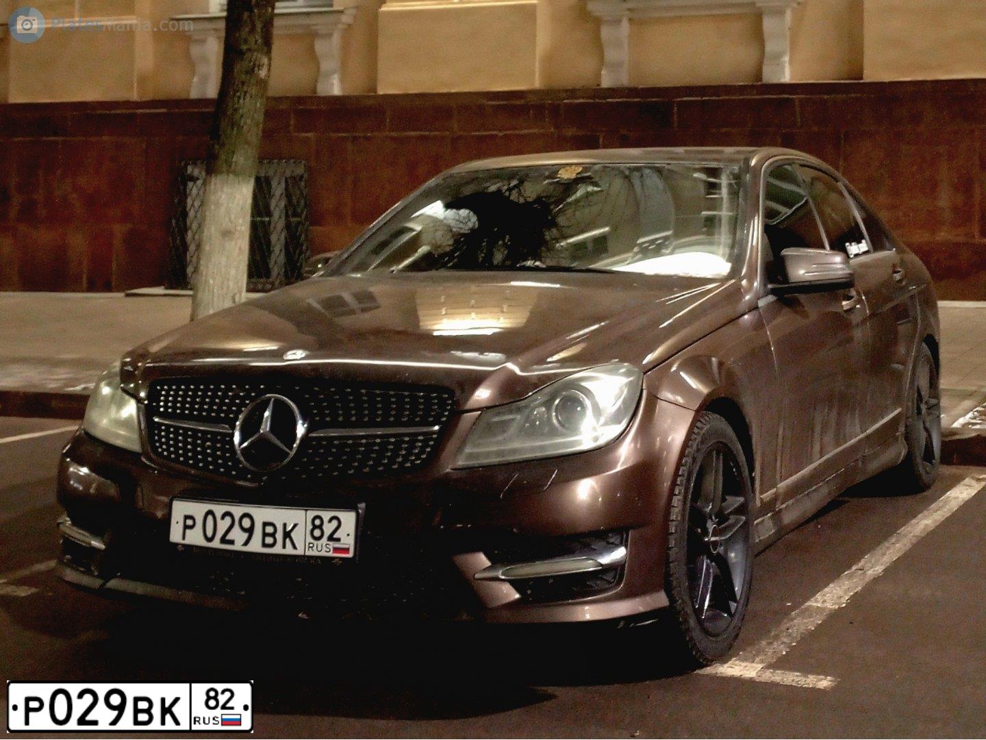 Фото автомобиля MERCEDES C-KLASSE, 2012 — госномер Р029ВК82. Цвет: Коричневый