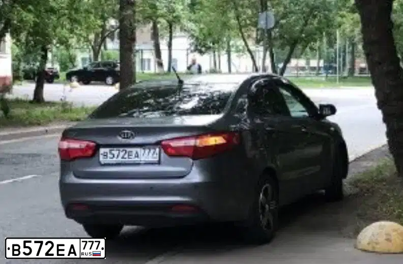 Фото автомобиля KIA RIO, 2012 — госномер В572ЕА777. Цвет: СЕРЫЙ