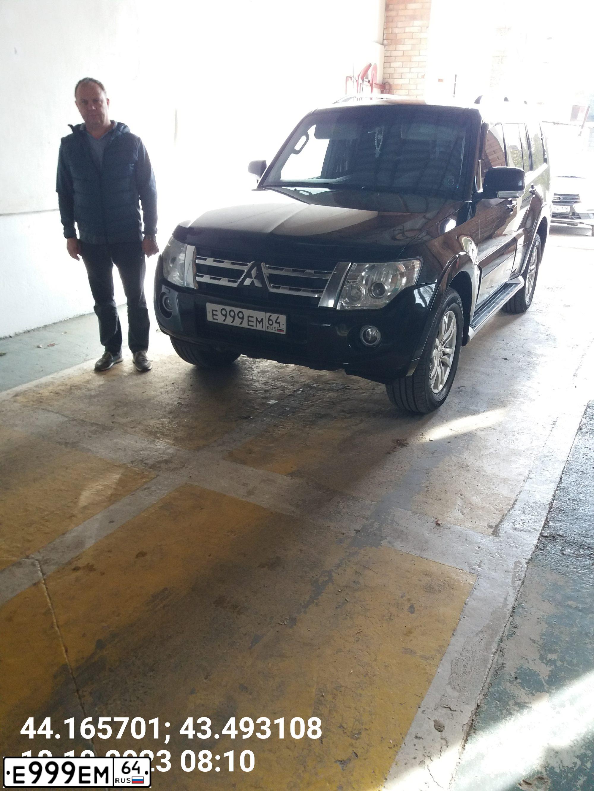 Фото автомобиля MITSUBISHI PAJERO, 2011 — госномер Е999ЕМ64. Цвет: ЧЕРНЫЙ