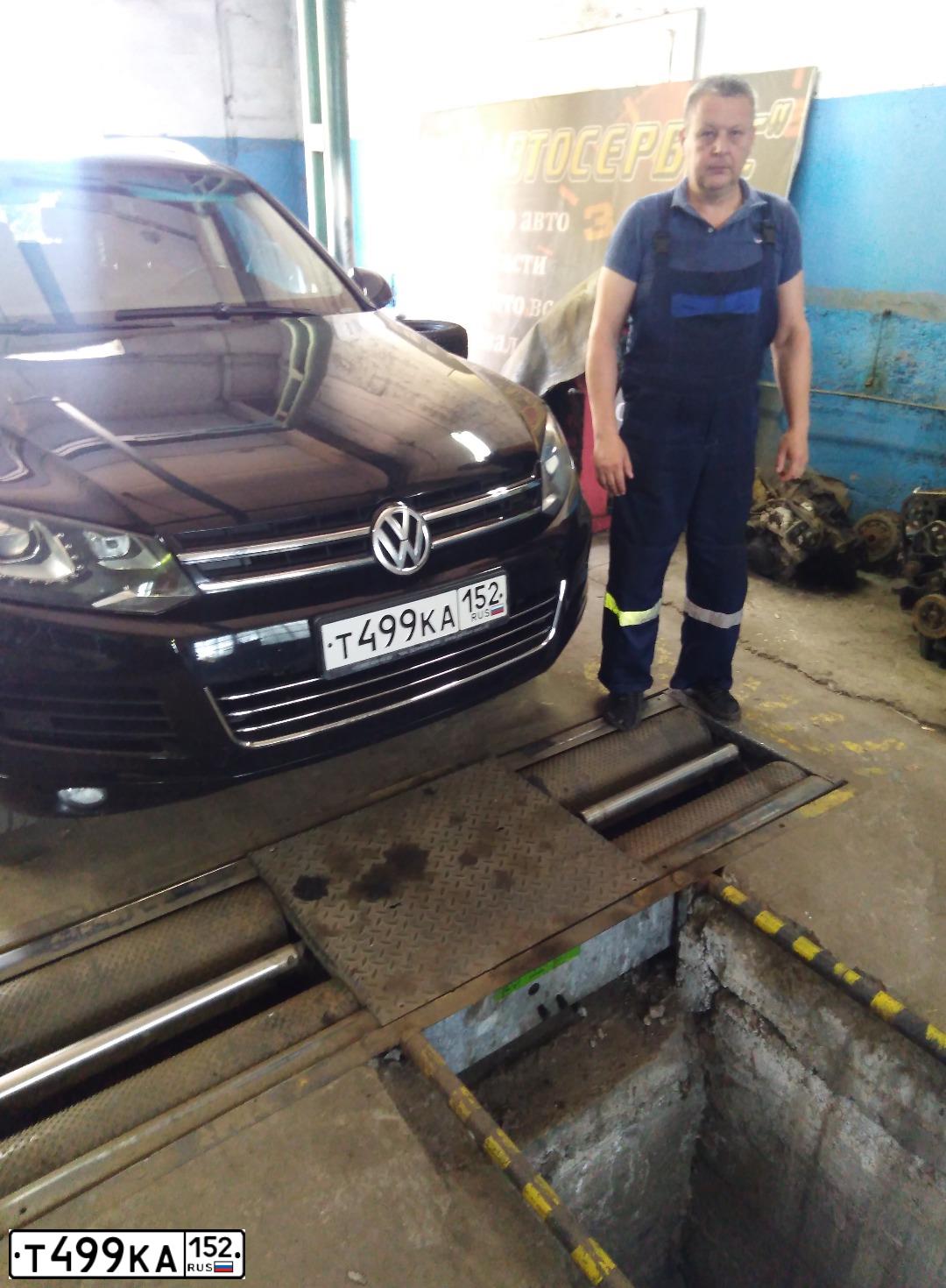 Фото автомобиля VOLKSWAGEN TOUAREG, 2011 — госномер Т499КА152. Цвет: ЧЕРНЫЙ