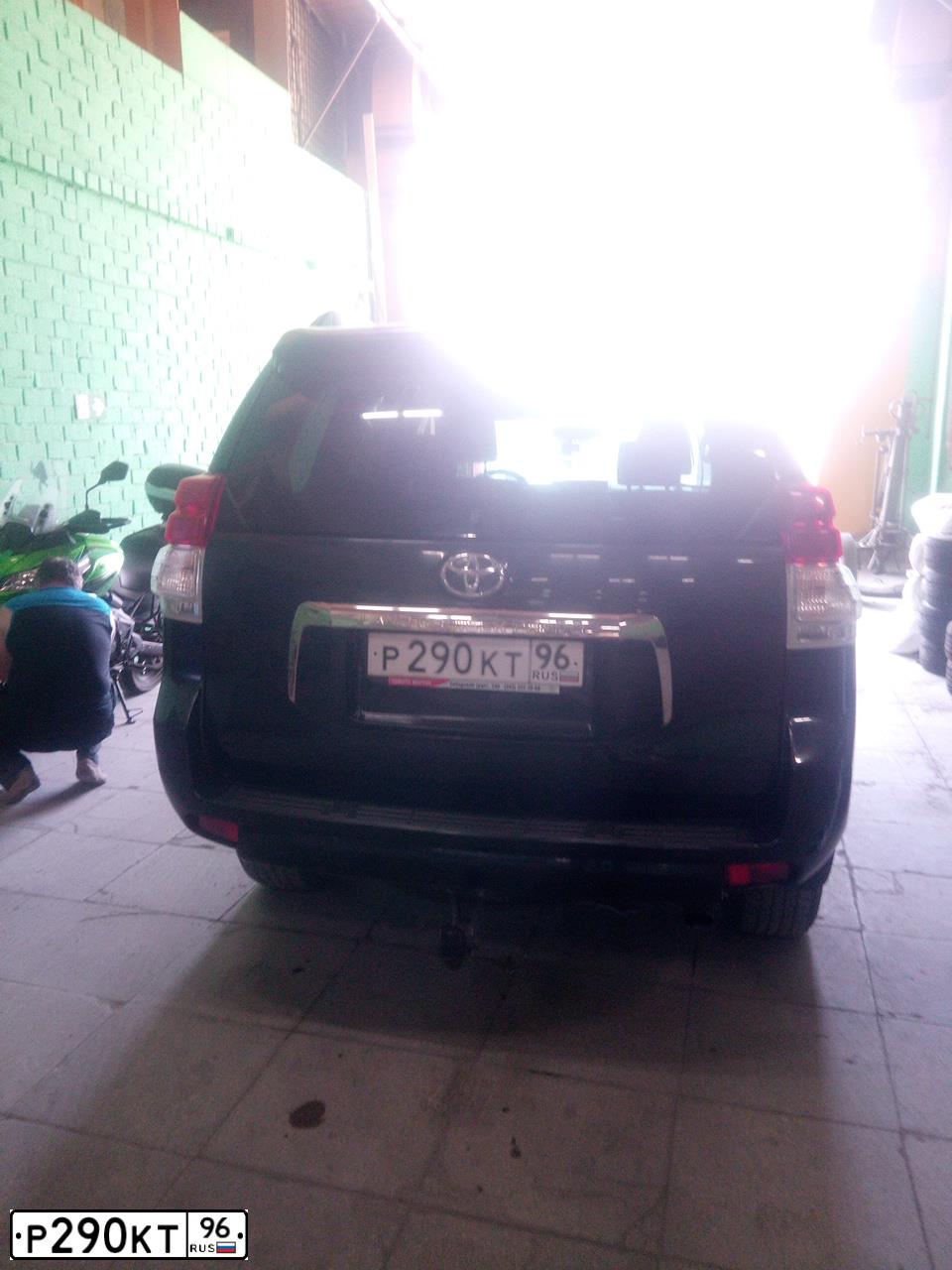 Фото автомобиля TOYOTA LANDCRUISER, 2010 — госномер Р290КТ96. Цвет: ТЕМНО-СЕРЫЙ