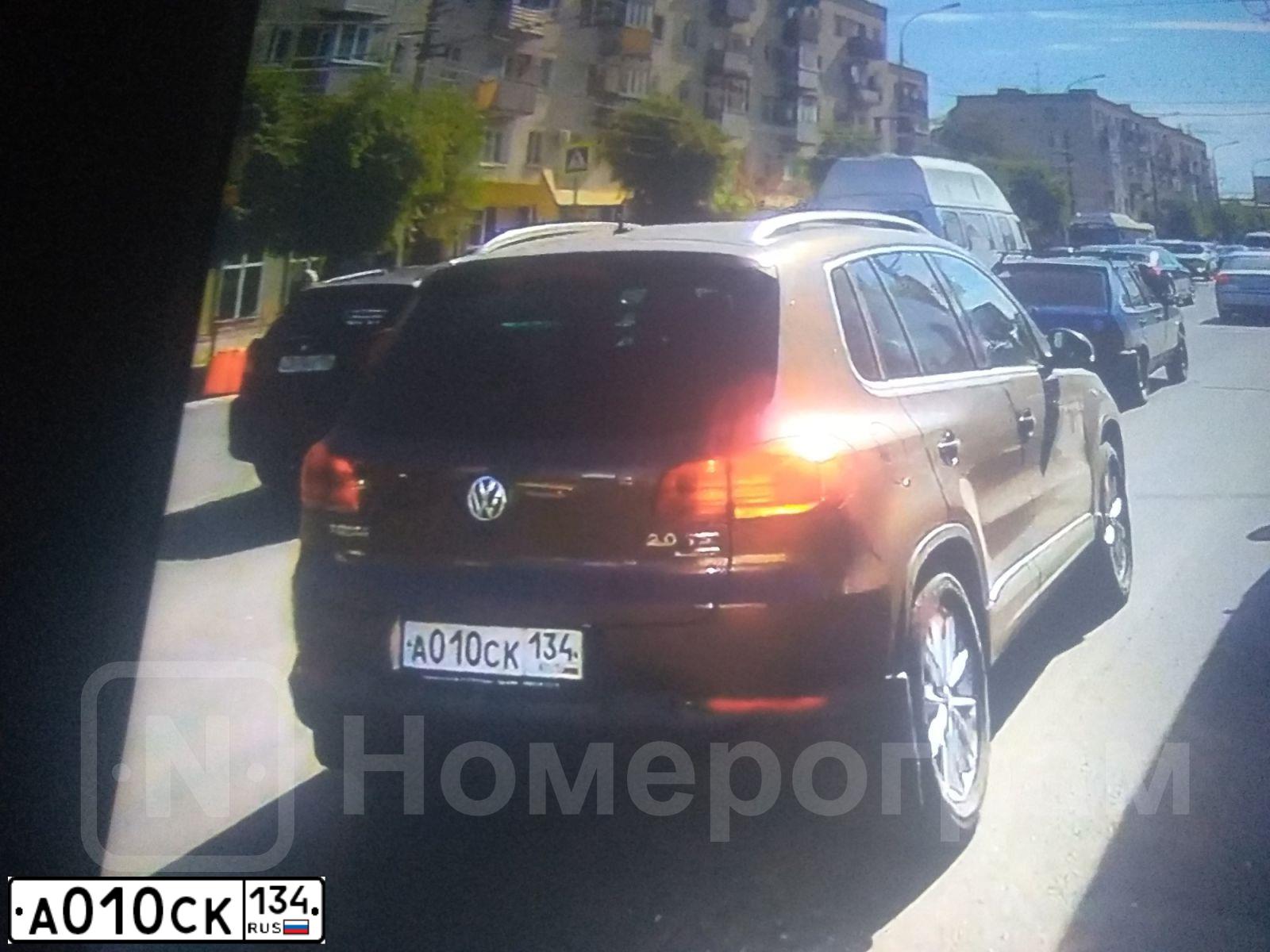 Фото автомобиля VOLKSWAGEN TIGUAN, 2013 — госномер Е344ХН134. Цвет: Коричневый