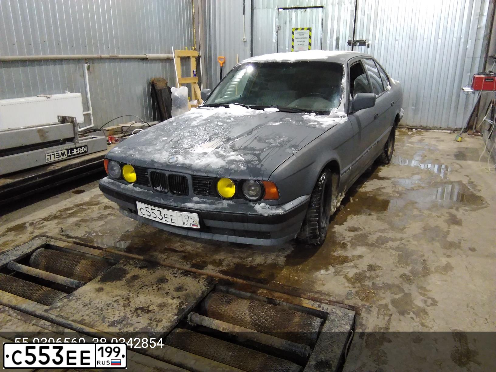 Фото автомобиля БМВ 520, 1990 — госномер Е121РО790. Цвет: БЕЛЫЙ ТЕМНО-СЕРЫЙ