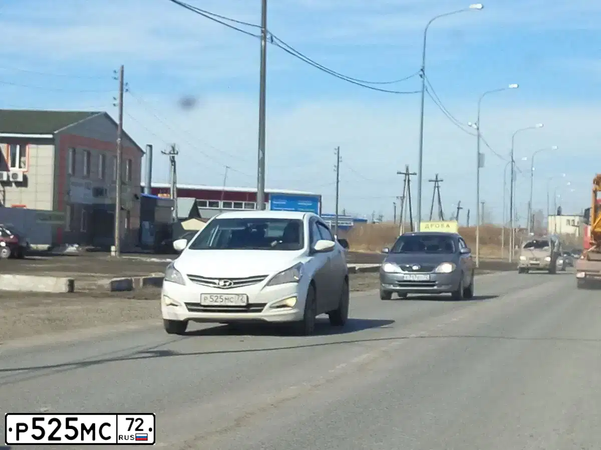Фото автомобиля HYUNDAI SOLARIS, 2014 — госномер Р525МС72. Цвет: БЕЛЫЙ