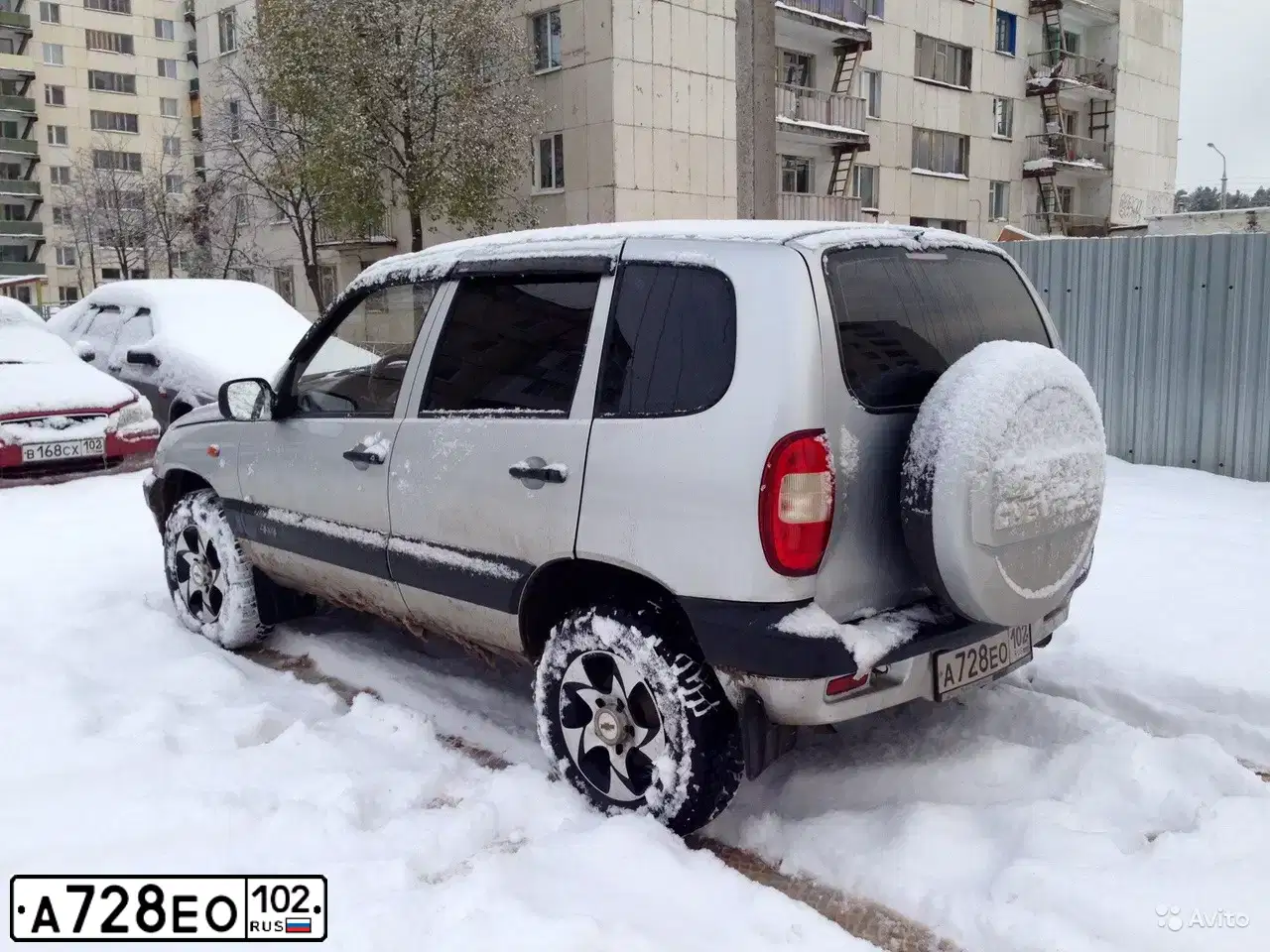 Фото автомобиля CHEVROLET NIVA, 2004 — госномер С481МУ18. Цвет: СВЕТЛО-СЕРЕБРИСТЫЙ МЕТАЛЛ