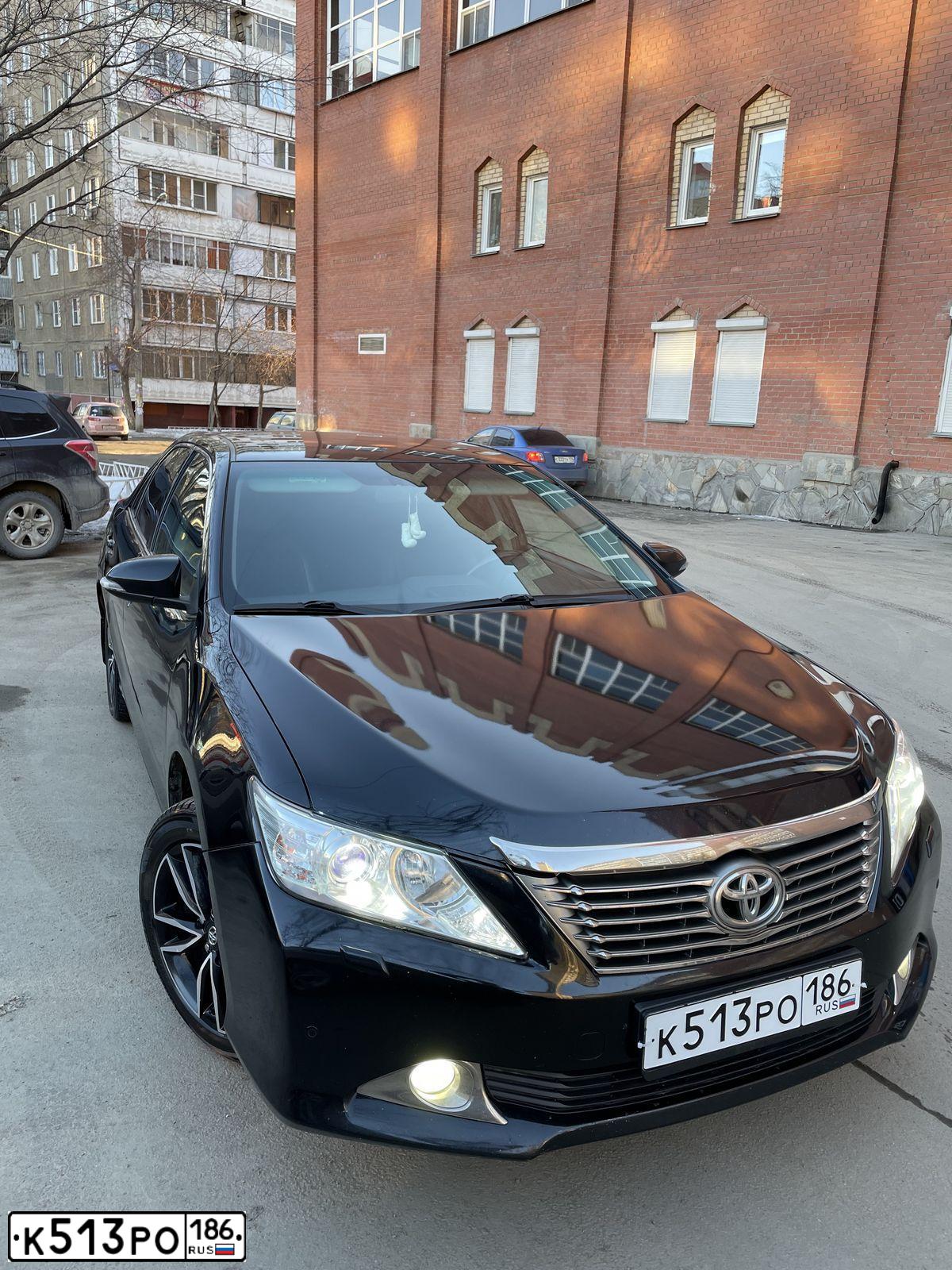 Фото автомобиля TOYOTA CAMRY, 2014 — госномер Е473ЕЕ96. Цвет: ЧЕРНЫЙ