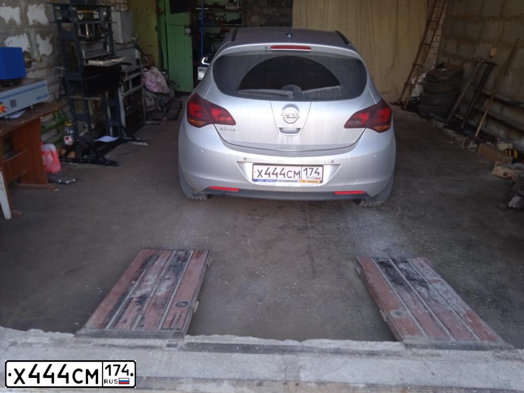 Фото автомобиля OPEL ASTRA, 2011 — госномер Х444СМ174. Цвет: Серебристый