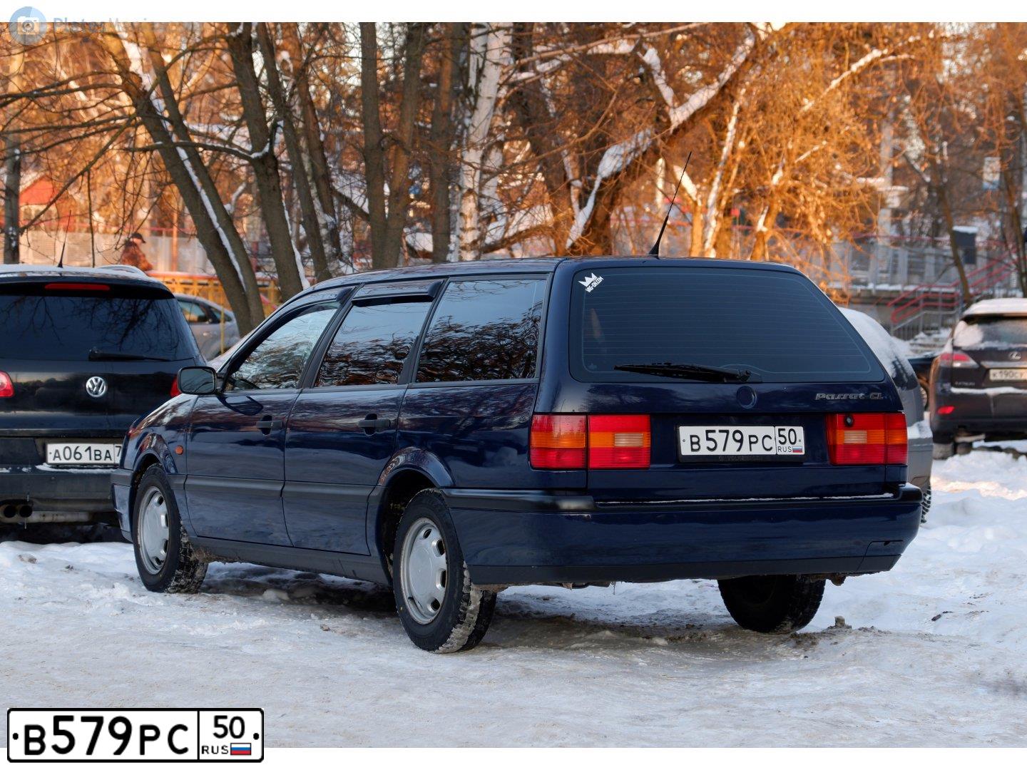 Фото автомобиля VOLKSWAGEN PASSAT, 1994 — госномер В579РС50. Цвет: синий
