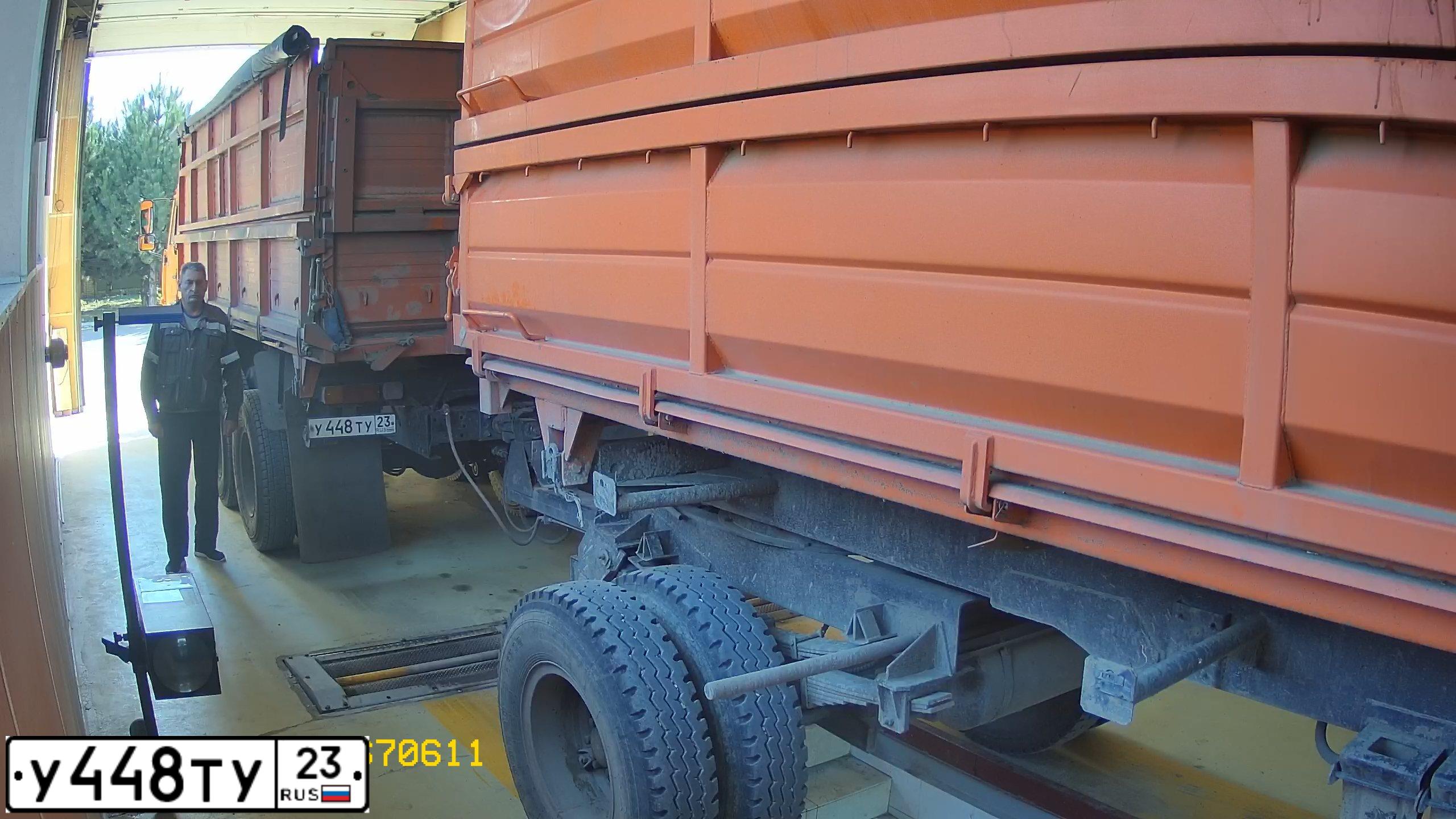Фото автомобиля KAMAZ 5320 /6X4/, 2005 — госномер У448ТУ23. Цвет: Оранжевый