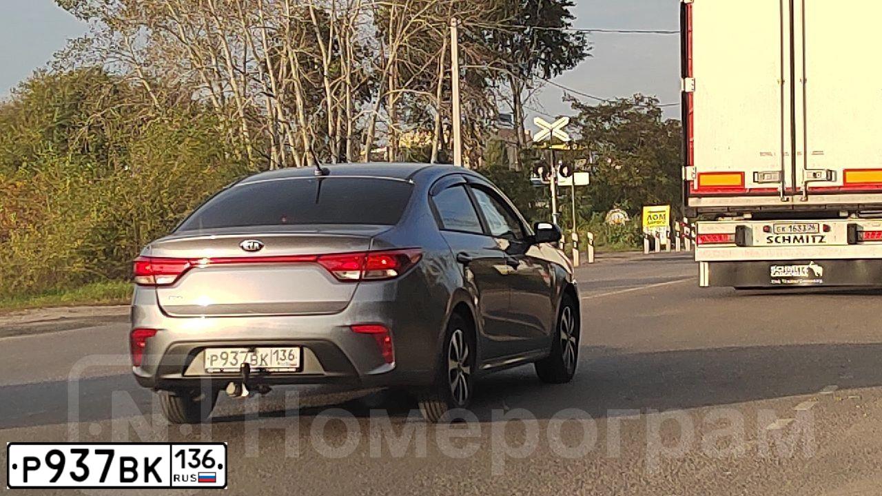 Фото автомобиля KIA RIO, 2018 — госномер Р937ВК136. Цвет: Серый