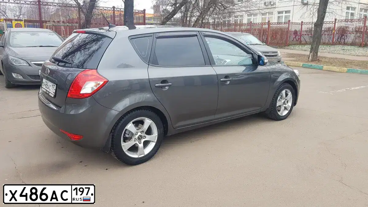 Фото автомобиля KIA CEE'D, 2010 — госномер У490ЕЕ761. Цвет: Серебристый