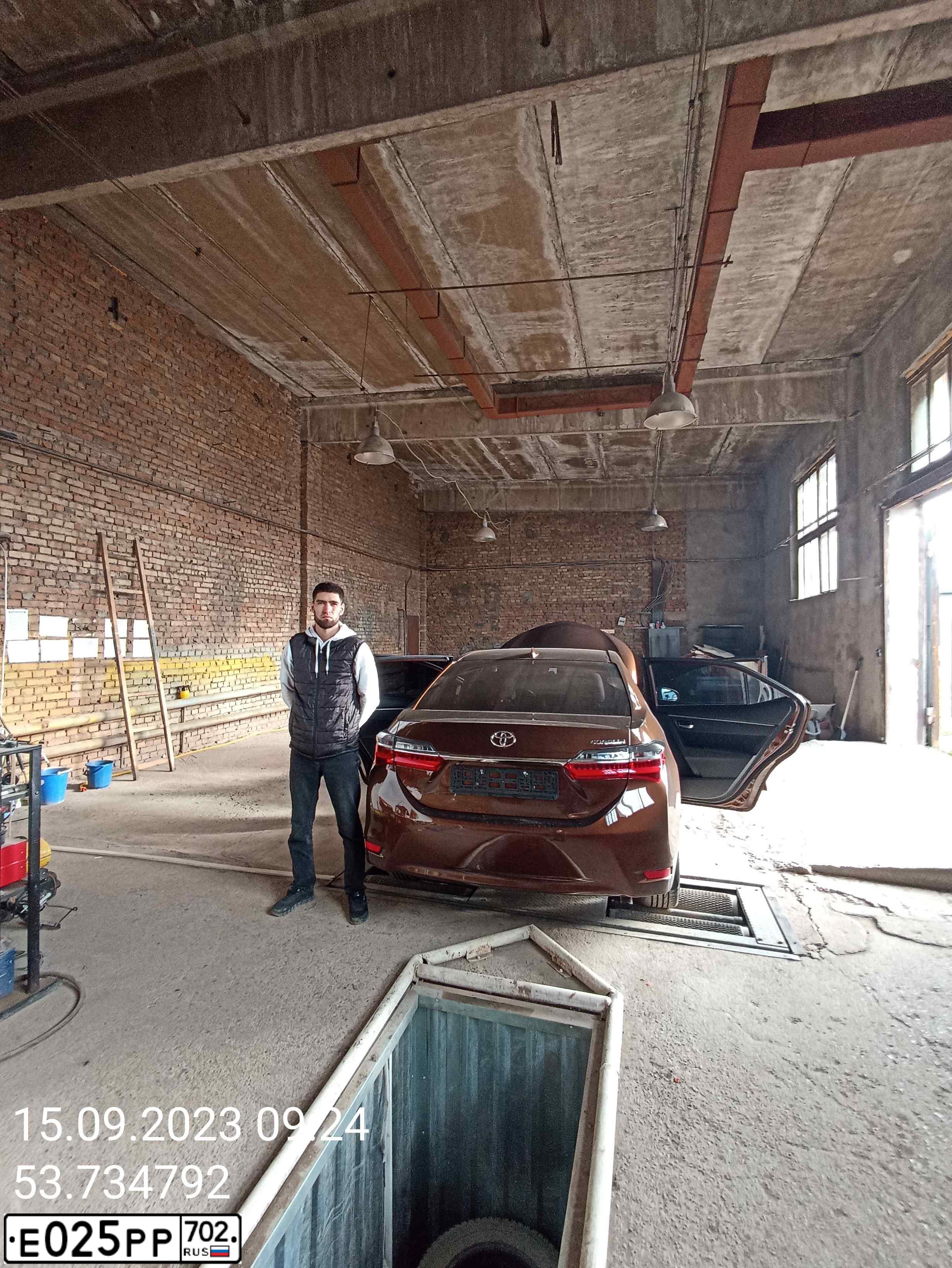Фото автомобиля TOYOTA COROLLA, 2017 — госномер Е025РР702. Цвет: ТЕМНО-КОРИЧНЕВЫЙ