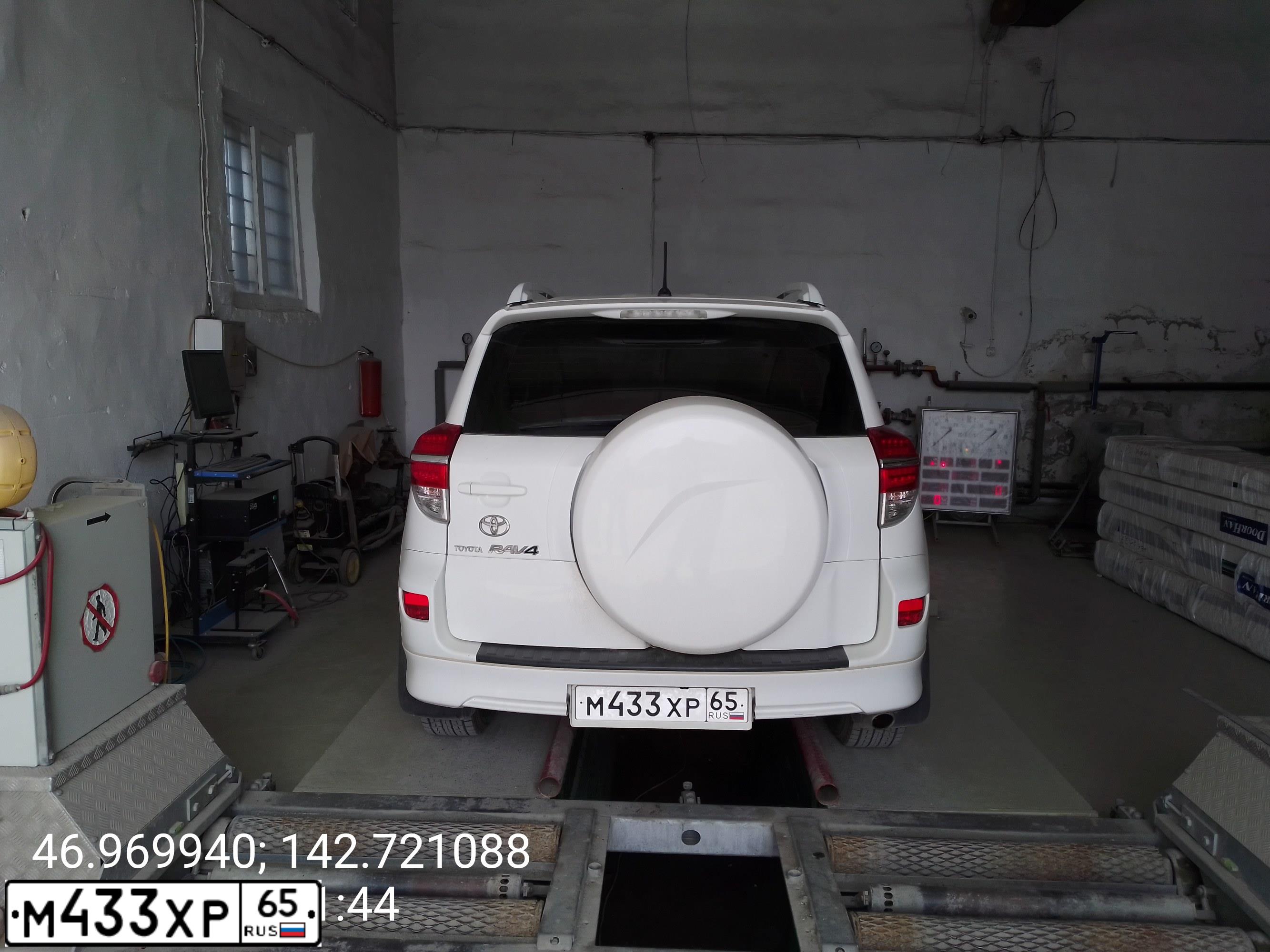 Фото автомобиля TOYOTA RAV4, 2011 — госномер Х060ВМ65. Цвет: Белый