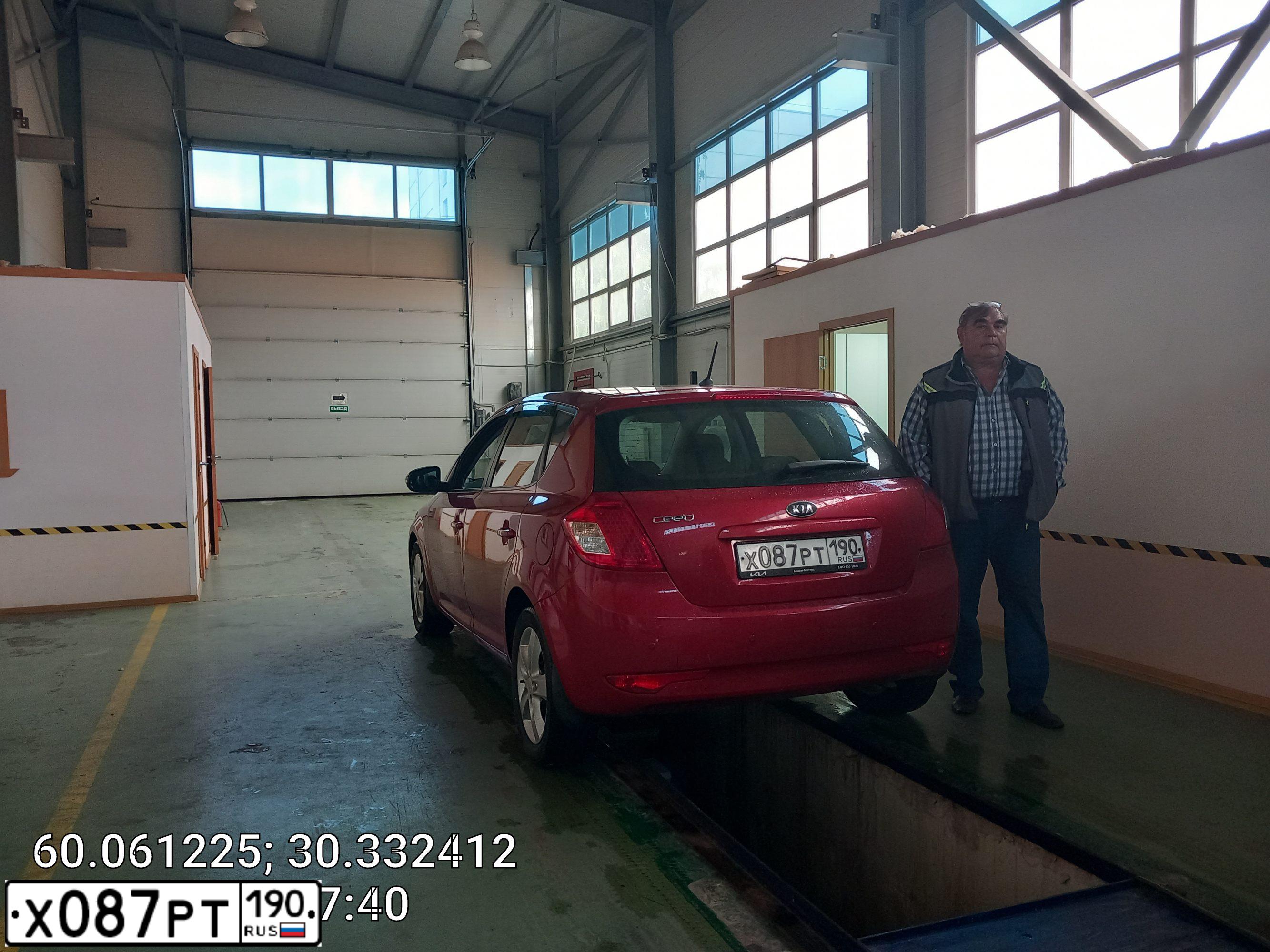 Фото автомобиля KIA CEED, 2011 — госномер Е951ВВ147. Цвет: Красный
