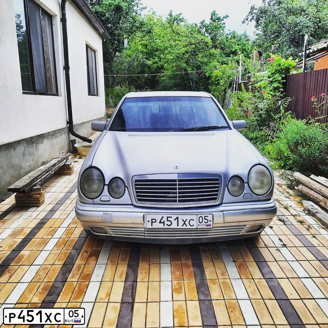 Фото автомобиля MERCEDES E-KLASSE, 1998 — госномер Р401РА05. Цвет: Серебристый