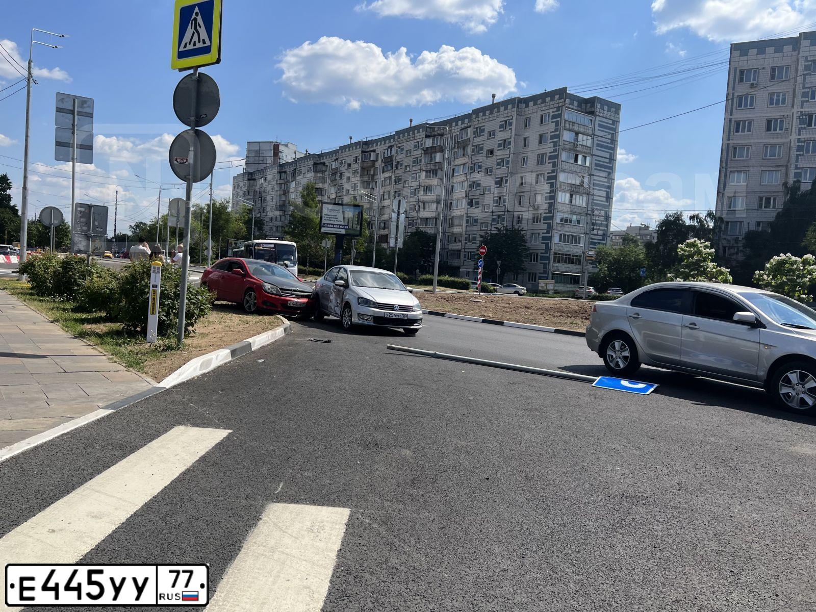 Фото автомобиля DAEWOO NEXIA, 1998 — госномер Е445УУ77. Цвет: Серый
