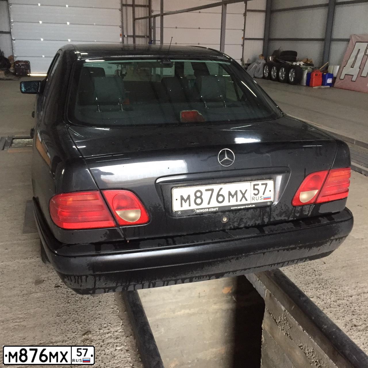 Фото автомобиля MERCEDES E-KLASSE, 1995 — госномер М876МХ57. Цвет: ЧЕРНЫЙ