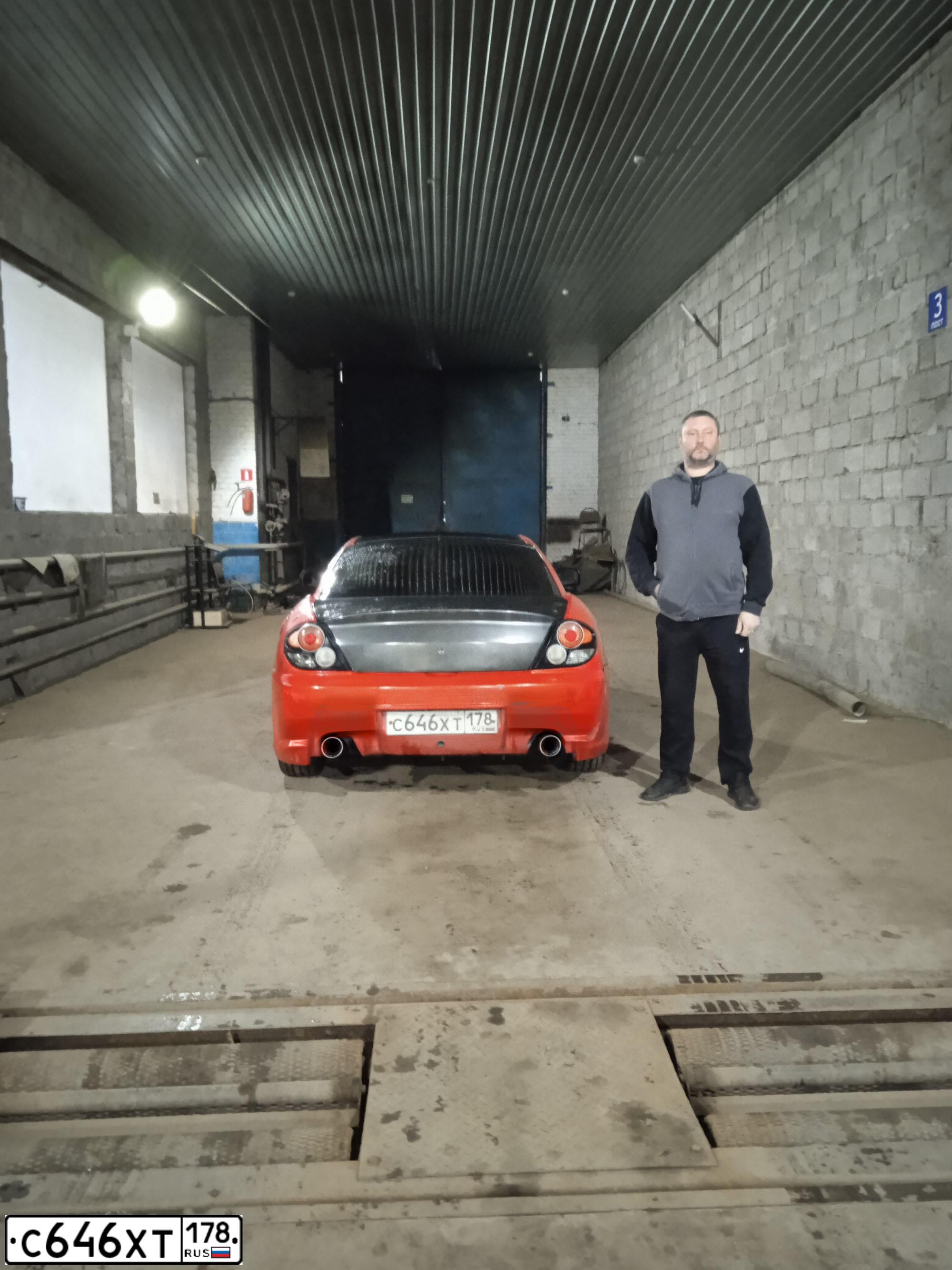 Фото автомобиля HYUNDAI TIBURON, 2003 — госномер Т064ВО550. Цвет: ОРАНЖЕВО-ЧЕРНЫЙ