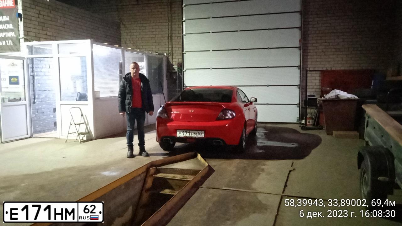 Фото автомобиля HYUNDAI /S-/COUPE / TUSCANI, 2008 — госномер Р837РС198. Цвет: Красный