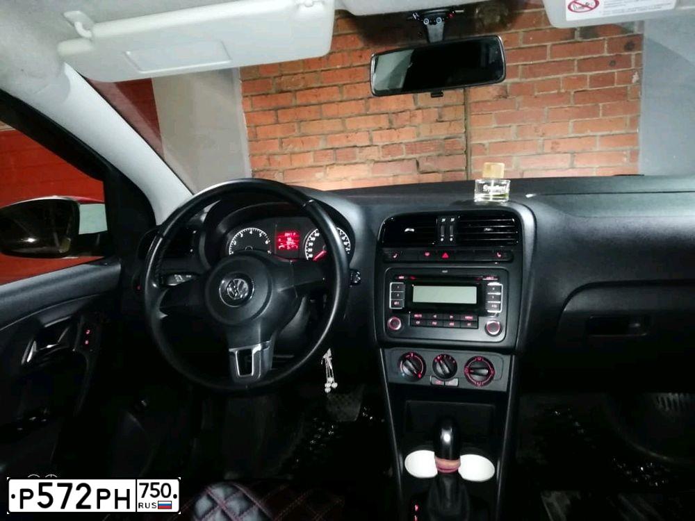 Фото автомобиля VOLKSWAGEN POLO, 2011 — госномер Р572РН750. Цвет: БЕЛЫЙ