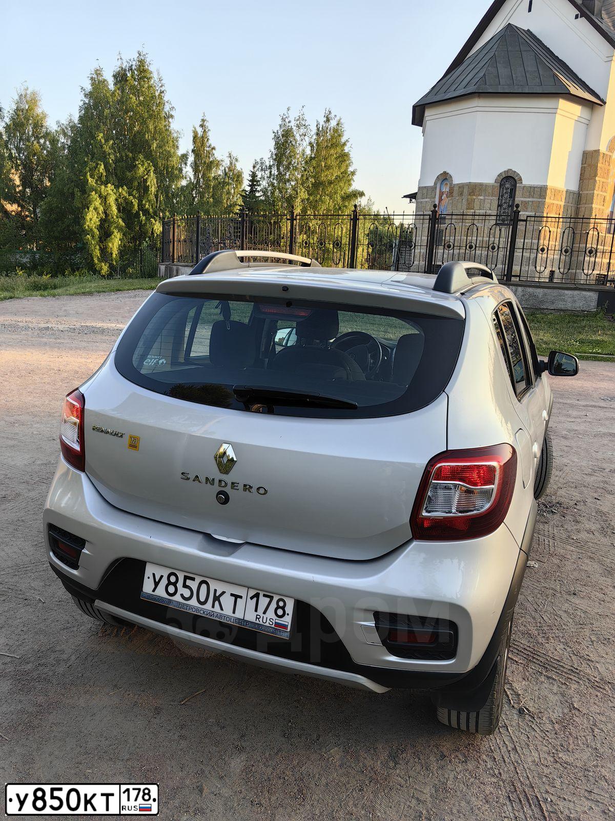 Фото автомобиля RENAULT SANDERO, 2016 — госномер У986ТА60. Цвет: СВЕТЛО-СЕРЫЙ