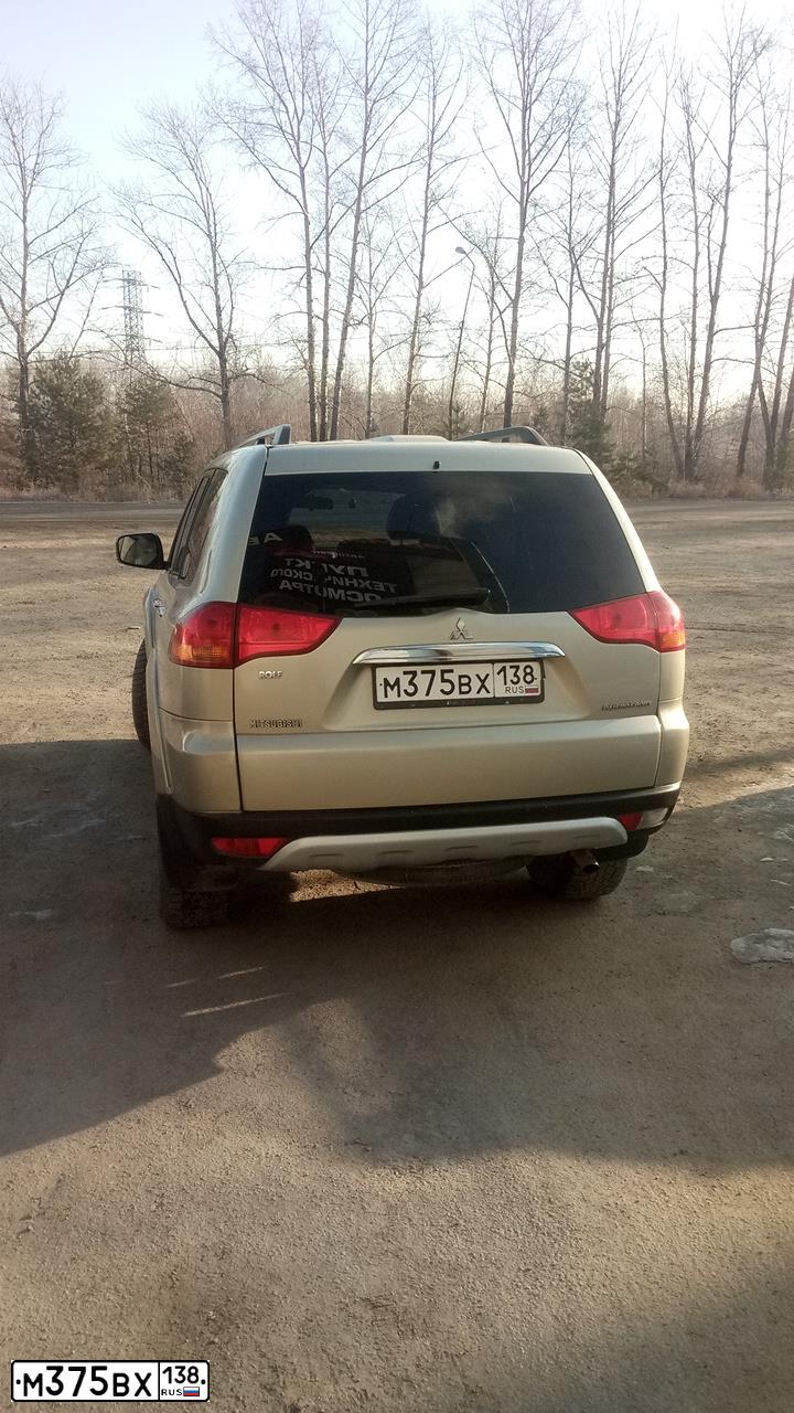 Фото автомобиля MITSUBISHI PAJERO SPORT, 2010 — госномер М026УО72. Цвет: БЕЖЕВЫЙ