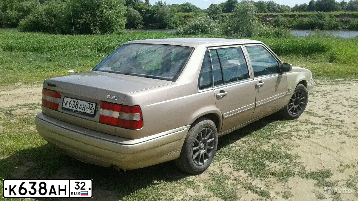 Фото автомобиля VOLVO 900-SERIE, 1995 — госномер А975МН67. Цвет: ЗОЛОТИСТЫЙ