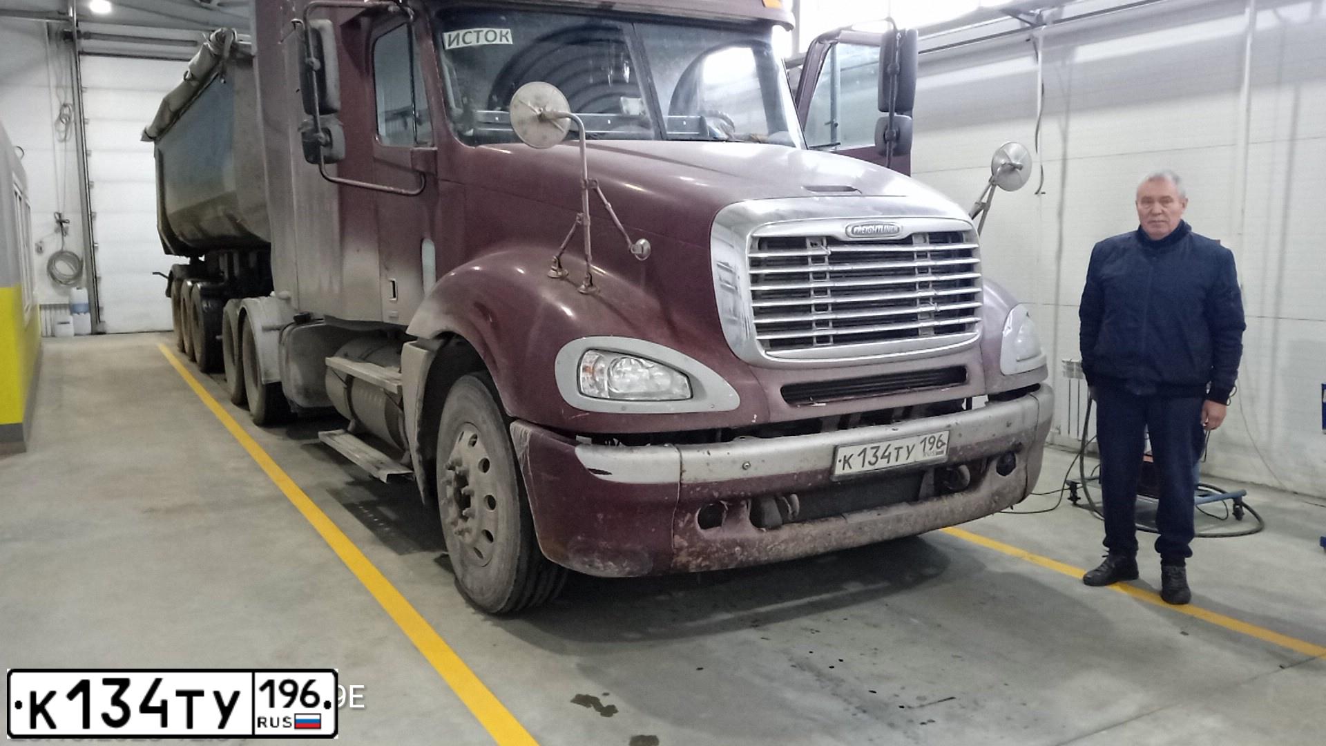 Фото автомобиля FREIGHTLINER COLUMBIA, 2004 — госномер К134ТУ196. Цвет: КРАСНЫЙ