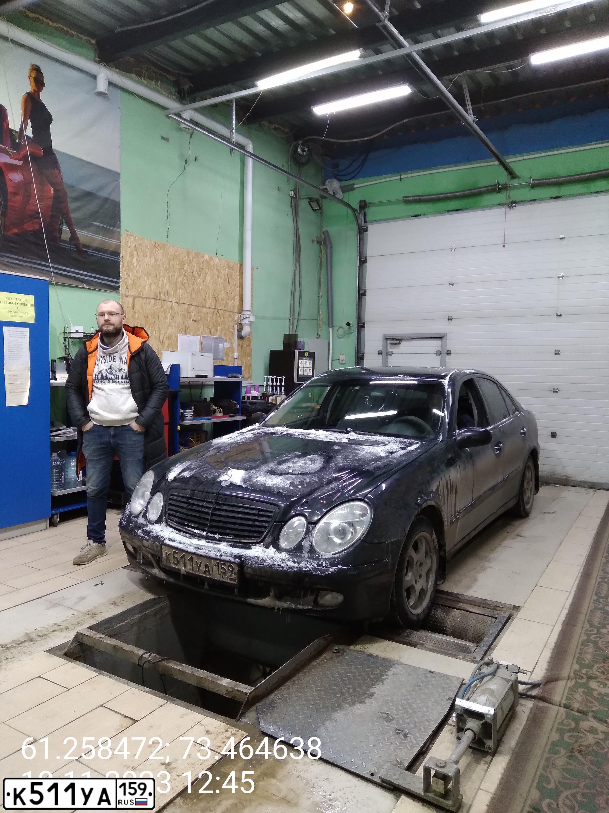 Фото автомобиля MERCEDES E-KLASSE, 2004 — госномер Е262ТТ186. Цвет: ЧЕРНЫЙ