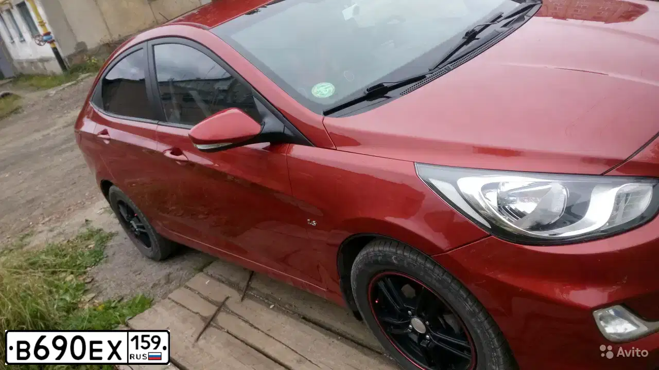 Фото автомобиля HYUNDAI SOLARIS, 2012 — госномер В690ЕХ159. Цвет: КРАСНЫЙ ГРАНАТ