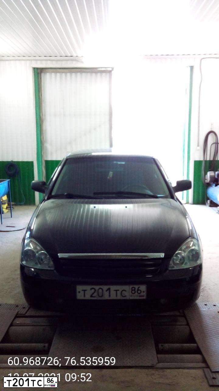 Фото автомобиля LADA 2172 PRIORA, 2010 — госномер Е202КВ186. Цвет: Сине-Черный