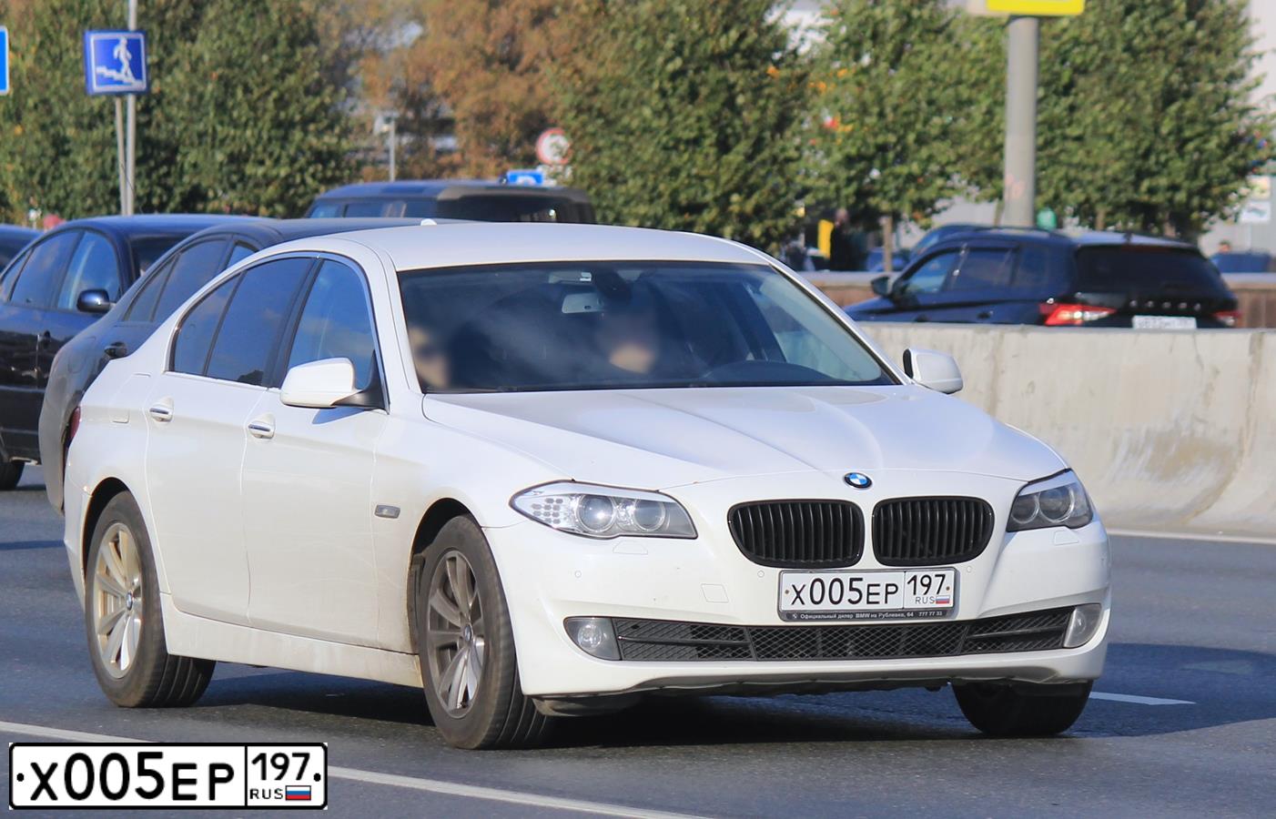Фото автомобиля SSANGYONG KYRON, 2010 — госномер Х005ЕР197. Цвет: Серебристый