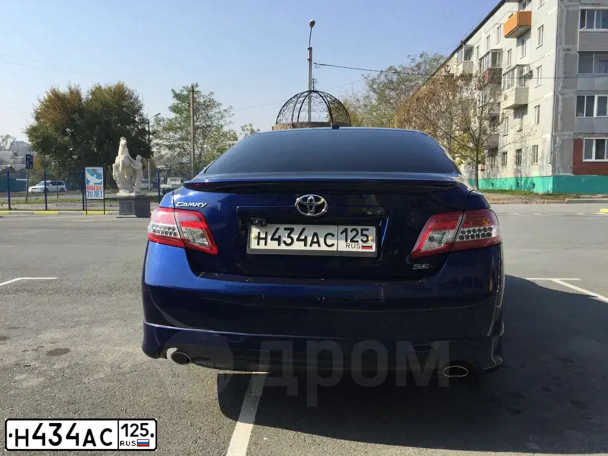 Фото автомобиля TOYOTA CAMRY, 2010 — госномер Н434АС125. Цвет: синий