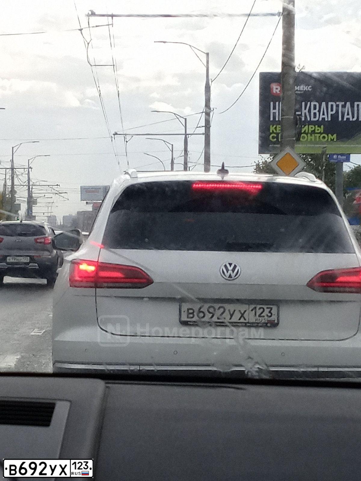 Фото автомобиля VOLKSWAGEN TOUAREG, 2018 — госномер В692УХ123. Цвет: БЕЛЫЙ