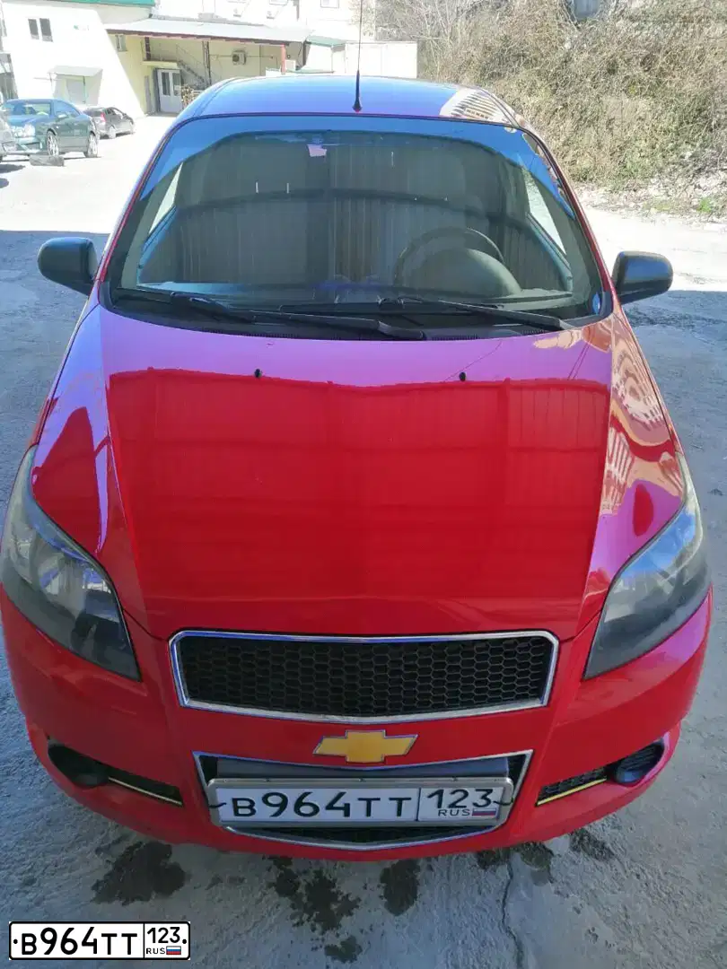 Фото автомобиля CHEVROLET AVEO, 2010 — госномер Х253ОН761. Цвет: Красный