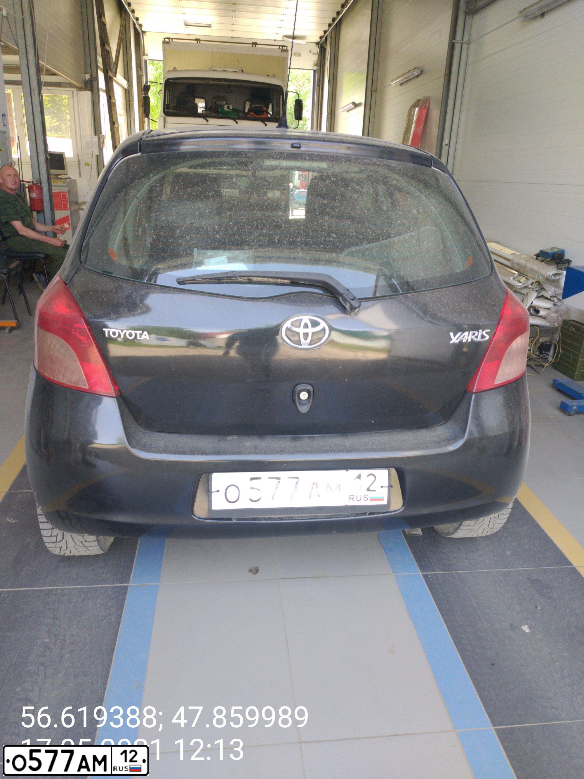 Фото автомобиля TOYOTA YARIS, 2007 — госномер О577АМ12. Цвет: ЧЕРНЫЙ