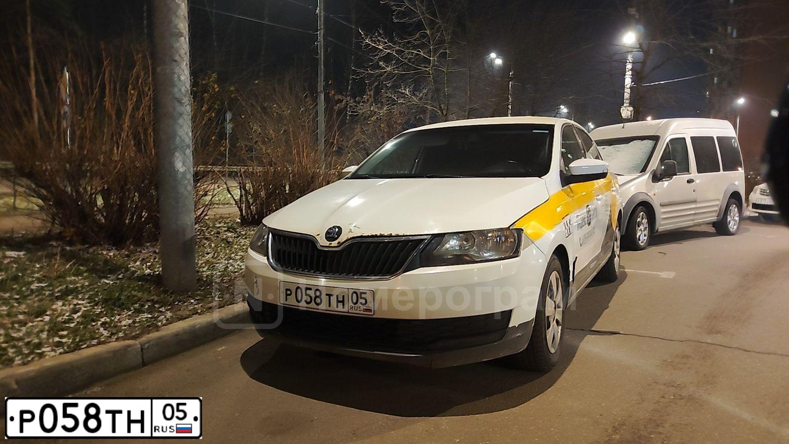 Фото автомобиля SKODA RAPID, 2018 — госномер Р058ТН05. Цвет: БЕЛЫЙ ЖЕЛТЫЙ СЕРЫЙ