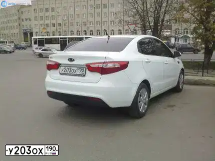 Фото автомобиля KIA RIO, 2011 — госномер Т571НА790. Цвет: Белый
