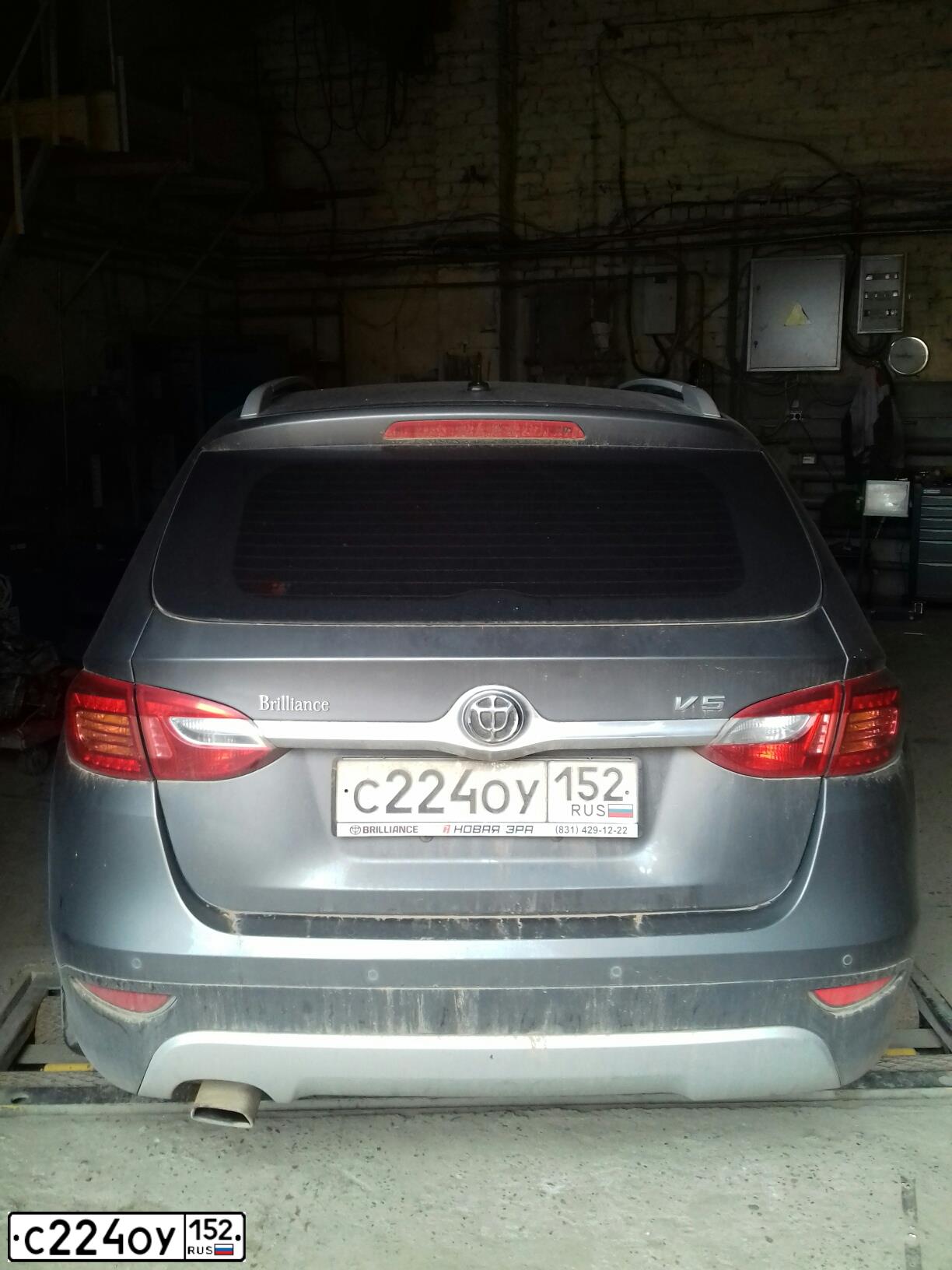 Фото автомобиля BRILLIANCE V5, 2014 — госномер С224ОУ152. Цвет: СЕРЫЙ