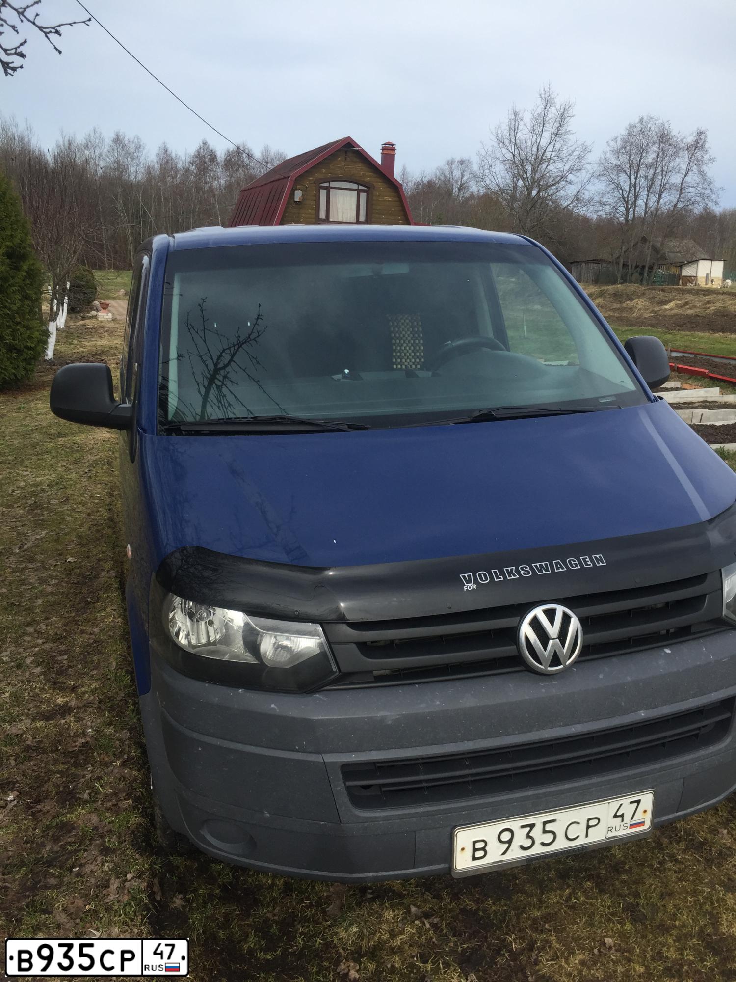 Фото автомобиля VOLKSWAGEN CARAVELLE, 2011 — госномер В935СР47. Цвет: Темно-синий