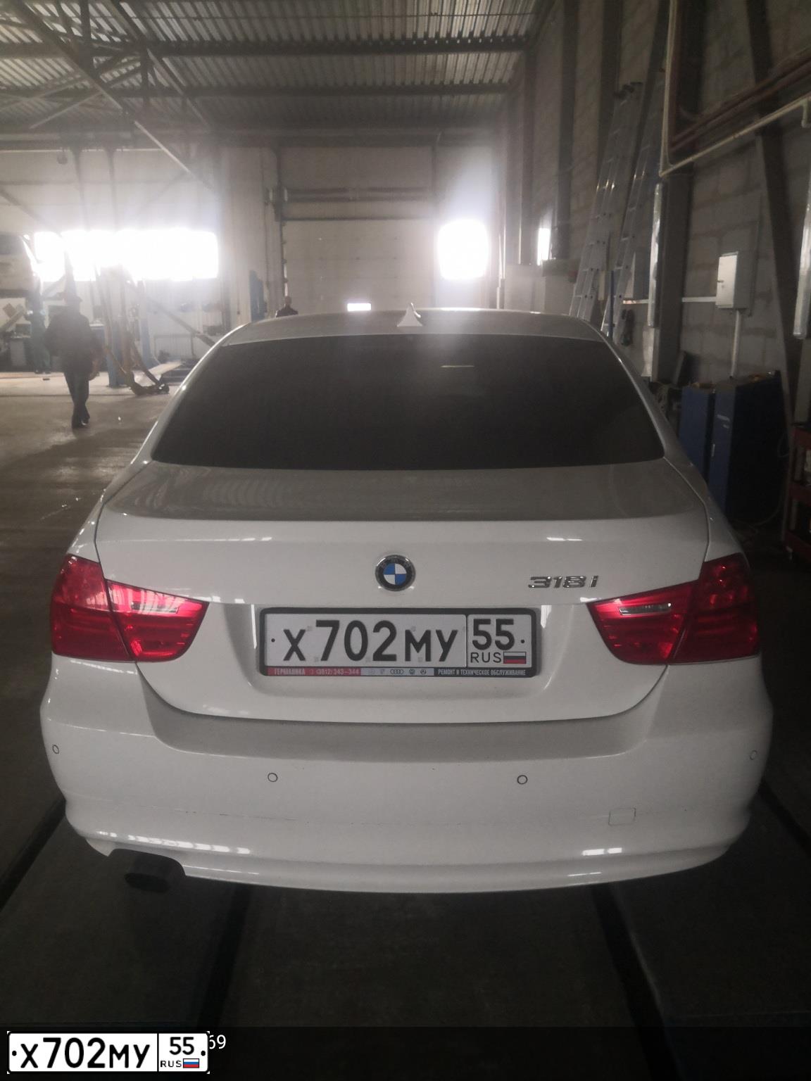 Фото автомобиля BMW SERIE 3, 2009 — госномер Х702МУ55. Цвет: Белый
