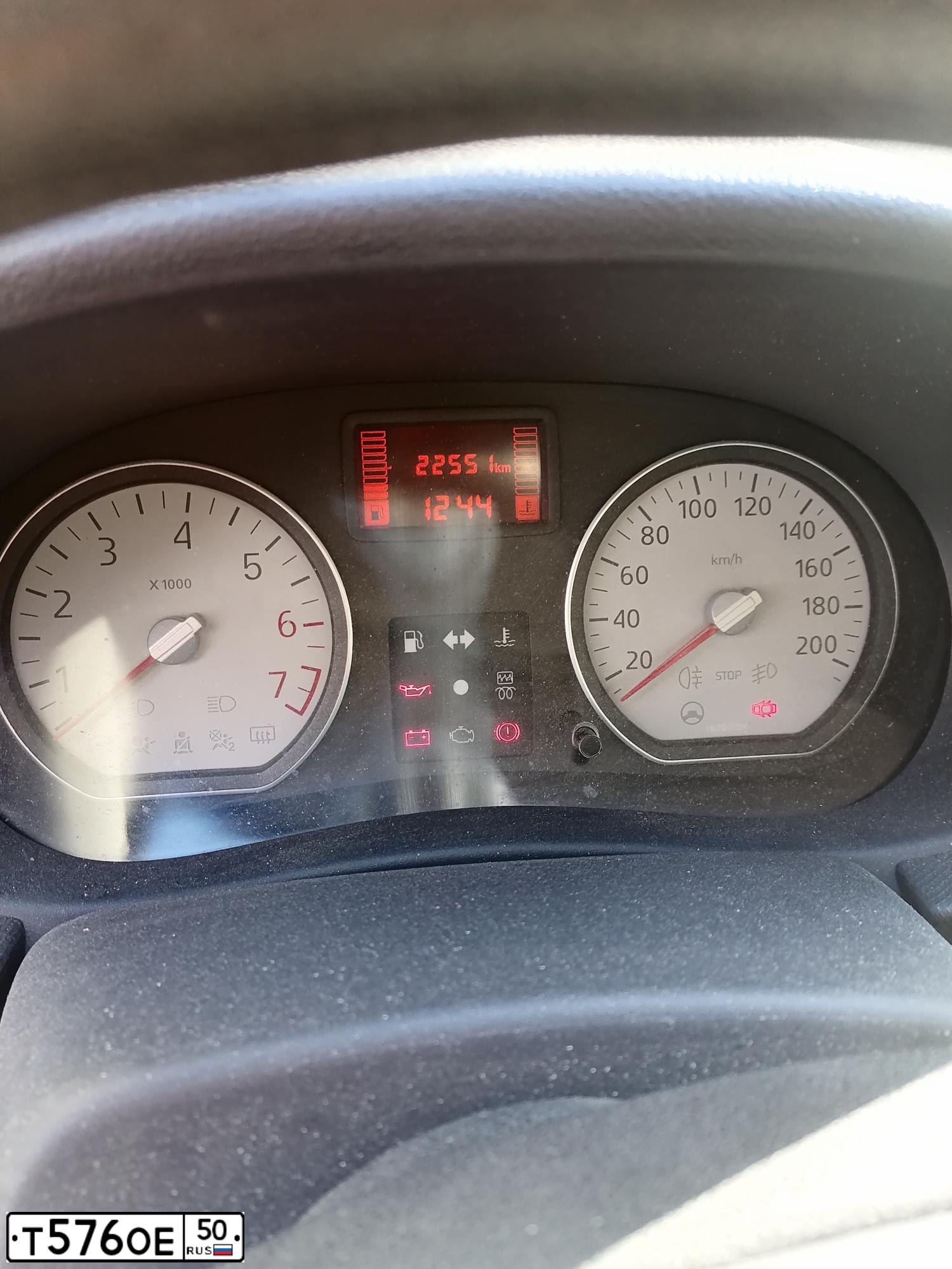 Фото автомобиля RENAULT SANDERO, 2013 — госномер Т576ОЕ50. Цвет: БЕЖЕВЫЙ